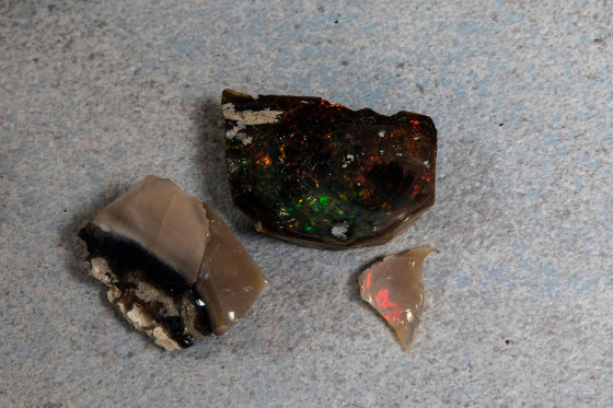 The sliced opal rough