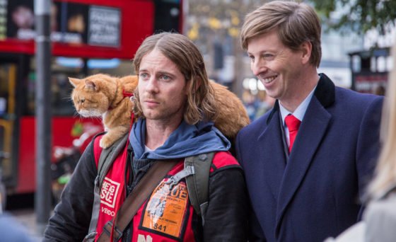 Christmas gifts come in all shapes and sizes. For James (Luke Treadaway), a struggling street musician, a very special one arrives in the form of Bob, a strong-willed stray cat who wanders into James’s tiny flat in the heartwarming new holiday film “A Gift from Bob”.