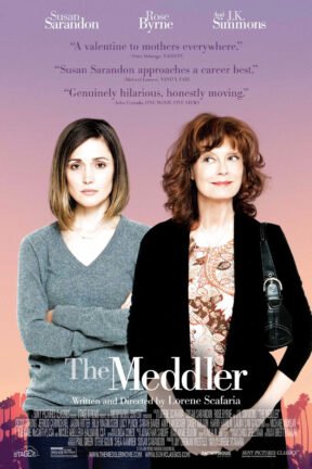 With a new iPhone, an apartment near the Grove, and a comfortable bank account left to her by her beloved late husband, Marnie Minervini (Susan Sarandon) has happily relocated from New Jersey to Los Angeles to be near her daughter Lori (Rose Byrne), a successful (but still single) screenwriter, and smother her with motherly love in “The Meddler”.