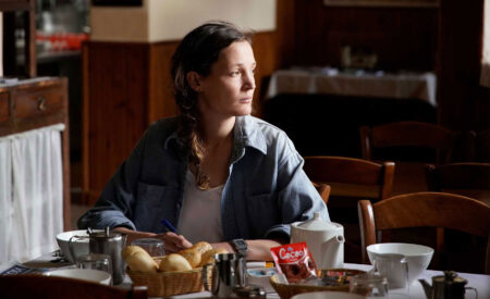 In “Hold Me Tight”, Vicky Krieps (Phantom Thread, Bergman Island) gives another riveting performance as Clarisse, a woman on the run from her family for reasons that aren’t immediately clear.