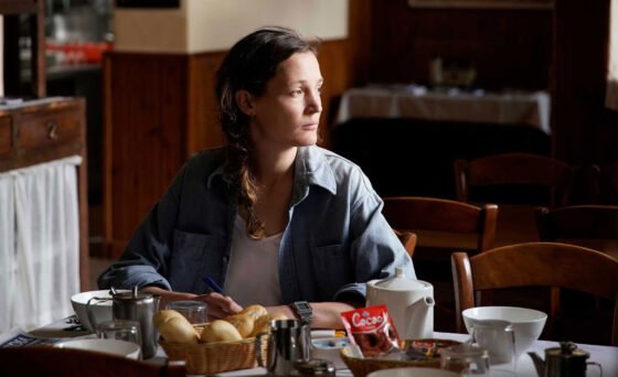 In “Hold Me Tight”, Vicky Krieps (Phantom Thread, Bergman Island) gives another riveting performance as Clarisse, a woman on the run from her family for reasons that aren’t immediately clear.