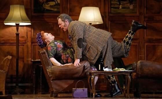 Baritone Michael Volle stars as the caddish knight Falstaff, gleefully tormented by a trio of clever women who deliver his comeuppance, in Verdi’s glorious Shakespearean comedy “Falstaff”.