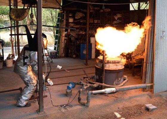 Thumb Butte Bronze artist at work.