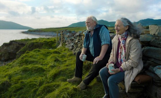 Discover the heartwarming festival crowd-pleaser that is charming audiences and critics: “My Sailor, My Love”. This windswept drama deftly balances a universal family saga with a tender and timeless romance.