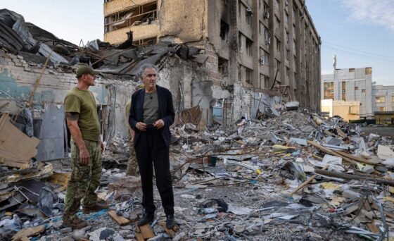In “Glory to the Heroes”, Bernard-Henri Lévy, along with his co-director Marc Roussel, spends the summer in eastern Ukraine recording for the world a passionate ode to Ukraine’s courage on the battlefield while also depicting the overwhelming sorrow sowed by Russia’s continuous attacks on civilians.