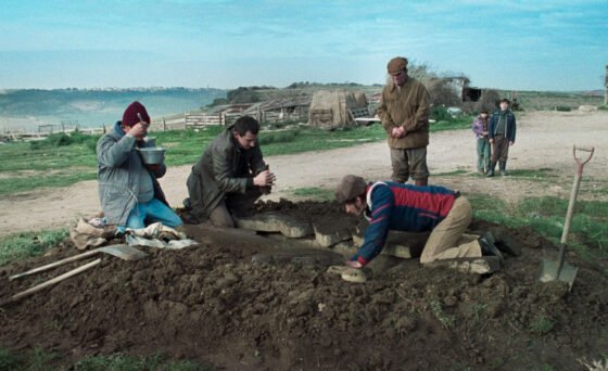 After the death of the love of his life, English archaeologist Arthur (Josh O’Connor) is desperate to find the mythical door to the afterlife — but to do so, he must team up with a network of tomb raiders who break into ancient tombs in search of archaeological wonders to sell on the black market in “La Chimera”.
